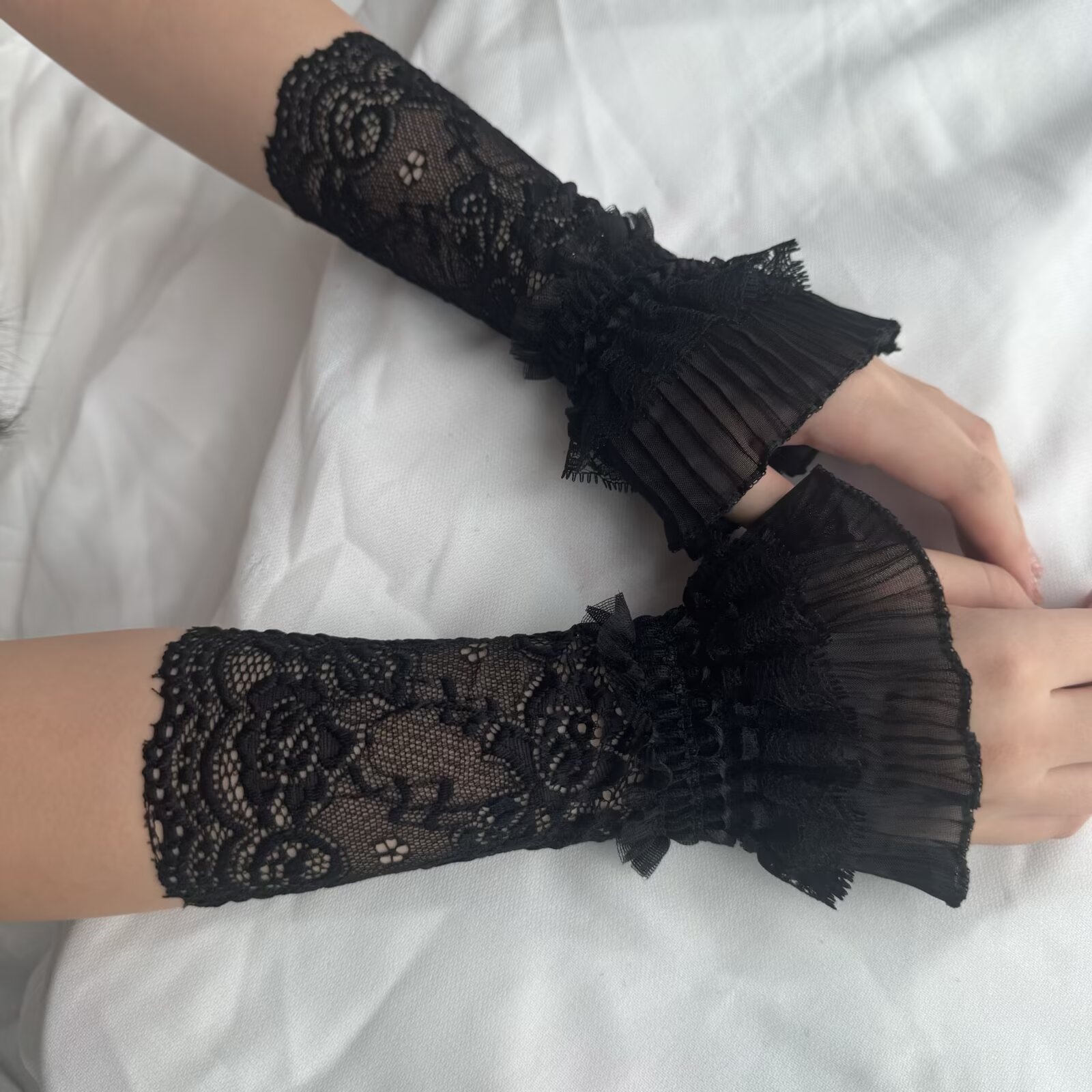 Lace Hollow Wrist Covers Trump - Men Accessories Elegant ulasan dan harga